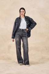 Pantalón de jean gris de corte recto, tiro medio y efecto lavado.