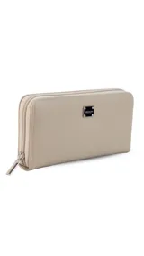 Billetera larga con cierre perimetral, confeccionada en material símil cuero con textura rugosa. Cuenta con placa metálica decorativa en el frente y múltiples compartimentos internos para tarjetas, billetes y monedas.