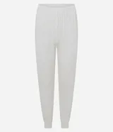 Pijama largo compuesto por una blusa de cuello redondo y manga larga con bordado en el pecho, y un pantalón con cintura elástica. Confeccionado en tejido peach touch con estampado de cuadros.