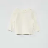 Camiseta blanca de punto de canalé con cuello redondo y volante. Manga 3/4.