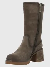 Bota de caña media confeccionada en cuero descarne, con diseño de costuras visibles y taco cuadrado de altura media. Presenta una suela con plataforma y un detalle de tira con hebilla en la parte superior de la caña.