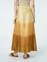 Falda larga color amarillo con degradé a marrón, de corte evasé y lazo en la cintura.