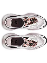 Championes deportivos Under Armour modelo Echo, con diseño moderno en tonos blanco y rosado. Presentan tecnología de amortiguación UA HOVR para mayor retorno de energía, parte superior de malla translúcida transpirable, sistema de cordones elásticos asimétricos y suela de goma para tracción.