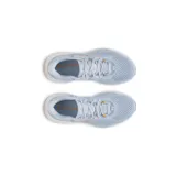 Championes de running Under Armour Infinite Pro 2, color celeste claro con detalles en naranja. Presentan una parte superior de malla técnica transpirable, entresuela con amortiguación UA HOVR+ para retorno de energía y suela de goma duradera.