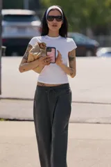 Camiseta entallada de manga corta y cuello redondo, confeccionada en mezcla de algodón con efecto ligeramente desgastado.