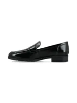 Mocasín de mujer estilo clásico, confeccionado en material sintético con acabado charol brillante. Presenta una banda frontal característica del diseño penny loafer y una suela plana con pequeño tacón.