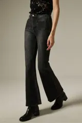 Pantalon de jean gris oscuro, de corte oxford con tiro alto y bolsillos frontales tipo parche.