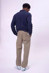 Pantalón marrón de corte recto con bolsillos laterales y traseros.