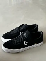 Championes de skate Converse L.Lopez, color negro de gamuza, con logo estrella en blanco y suela blanca.