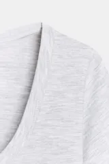 Camiseta de algodón con cuello redondo amplio tipo olla y mangas cortas. Presenta un corte slim fit y detalle de costura vertical en la espalda.