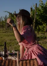 Vestido corto de algodón con estampado de cuadros vichy en color rojo y blanco. Presenta cuerpo superior con fruncido elástico, mangas cortas abullonadas y falda con vuelo.