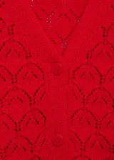 Cardigan de punto fino color rojo con diseño calado de crochet, escote en V y cierre frontal con botones.