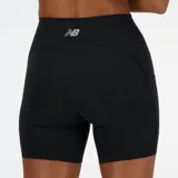Short deportivo negro ajustado al cuerpo, con cintura alta y logo de la marca en la pierna izquierda.