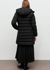Campera acolchada tipo puffer de corte midi, color negro, con capucha, cierre frontal de cremallera doble, bolsillos laterales y puños elásticos.
