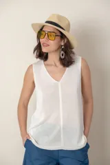 Blusa musculosa blanca de lino y viscosa, con escote en V.
