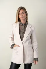 Blazer color camel de paño, corte recto, con solapas y cierre frontal con un botón.