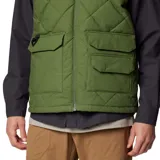 Chaleco acolchado Columbia de color verde oliva, con diseño de rombos, cierre frontal completo, cuello tipo bomber y múltiples bolsillos frontales funcionales con solapa y anilla en D.