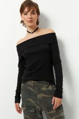 Remera color beige, strapless y de manga larga, confeccionada en algodón.