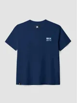 Remera azul marino de manga corta, con calce holgado y estampado gráfico geométrico en la espalda con diseño de cruces en tonos celestes y blancos.