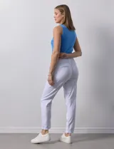 Pantalón de algodón marca Dash, color azul denim. Tiene pretina elastizada con lazo de ajuste, bolsillos delanteros y bolsillos traseros simulados.