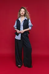 Pantalón de vestir color azul marino, de corte recto y tiro alto, con diseño de líneas limpias y caída fluida.