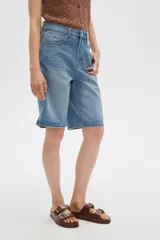 Bermuda de jean azul de tiro alto, corte boyfriend con bolsillos y terminaciones deshilachadas.