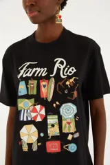 Remera negra de corte amplio, cuello redondo y mangas cortas, con estampado frontal alusivo a la playa y la marca Farm Rio.