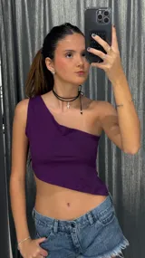 Top de un solo hombro en color violeta, con diseño asimétrico y corte ajustado.
