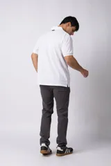 Pantalon chino de corte recto confeccionado en gabardina premium, con bolsillos laterales y traseros clásicos.
