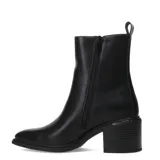 Botas de cuero sintético negro, con elástico lateral y taco cuadrado.