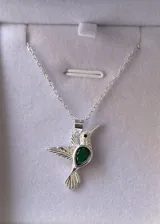 Collar de plata 925 con cadena de eslabones y dije en forma de colibrí con circonia verde en el cuerpo y detalles brillantes en las alas y cabeza.