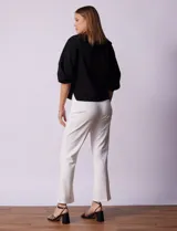 Blusa de gasa blanca con estampado de hojas en azul marino, cuello a la base con escote en V y botones, y mangas cortas abullonadas.