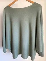 Sweater italiano tejido en hilo con lurex color dorado, de calce oversized y talle único.