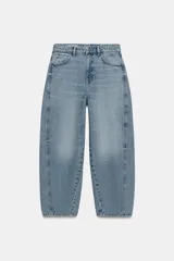 Jeans de tiro medio con corte cropped, diseño de cinco bolsillos y costuras laterales torcidas que le otorgan una silueta redondeada. Cierre frontal con cremallera y botón metálico.