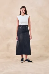 Falda midi de denim color gris oscuro, con diseño asimétrico y bolsillos delanteros.