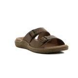 Sandalias marrones de cuero con doble tira y hebillas metálicas ajustables.