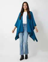 Ruana color turquesa de tejido soft, con vivos en ecocuero negro.