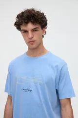 Remera de algodón lavado con textura suave, de manga corta y calce relaxed, color salmón con diseño estampado y bordado en el pecho.