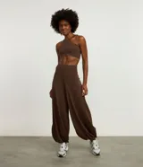 Top deportivo de mujer con diseño halter, confeccionado en microfibra de poliamida y elastano. Cuenta con copas integradas y breteles anchos en la espalda para mayor soporte.