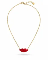 Collar corto de acero dorado con cadena de eslabones y dije colgante en forma de labios esmaltados en color rojo.