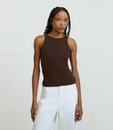 Musculosa básica femenina color marrón oscuro, confeccionada en malla rib de algodón con textura acanalada y cuello redondo.