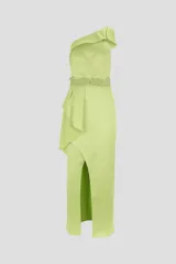 Vestido largo verde con escote asimétrico, corte ajustado y abertura lateral en la falda. Presenta detalle de volado en la cintura y adorno de pedrería.