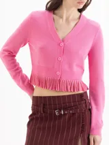 Cardigan de punto color rosado, con escote en V, mangas largas y cierre frontal con tres botones. Cuenta con detalle de godets en el bajo, aportando movimiento.