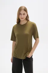 Remera color tostado de viscosa con textura acanalada, manga corta, corte holgado y cuello redondo.