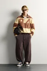 Pantalón jogger relaxed fit de color marrón con efecto lavado, cintura elástica ajustable con cordón y bolsillos laterales.