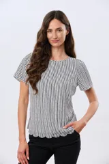 Blusa manga corta de cuello redondo con estampado floral en blanco y negro.