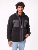 Campera Rusty reversible de sherpa y nylon, con cuello alto, cierre frontal y bolsillos en el pecho con solapa.