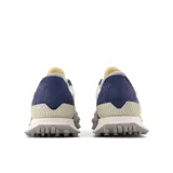 Championes New Balance modelo XC-72, unisex, color azul marino y beige, con suela de goma texturizada en gris.