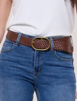 Jean elastizado de tiro alto y pierna semi-oxford, color azul, con diseño clásico de cinco bolsillos y dobladillo en el ruedo. Incluye un cinturón trenzado de cuerina marrón con hebilla metálica dorada.