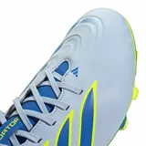 Championes de fútbol Adidas Predator Club Fg/Mg, color celeste con detalles en azul y amarillo neón. Presentan el diseño icónico de la línea Predator con las tres tiras laterales y suela multitaco para césped natural y artificial.
